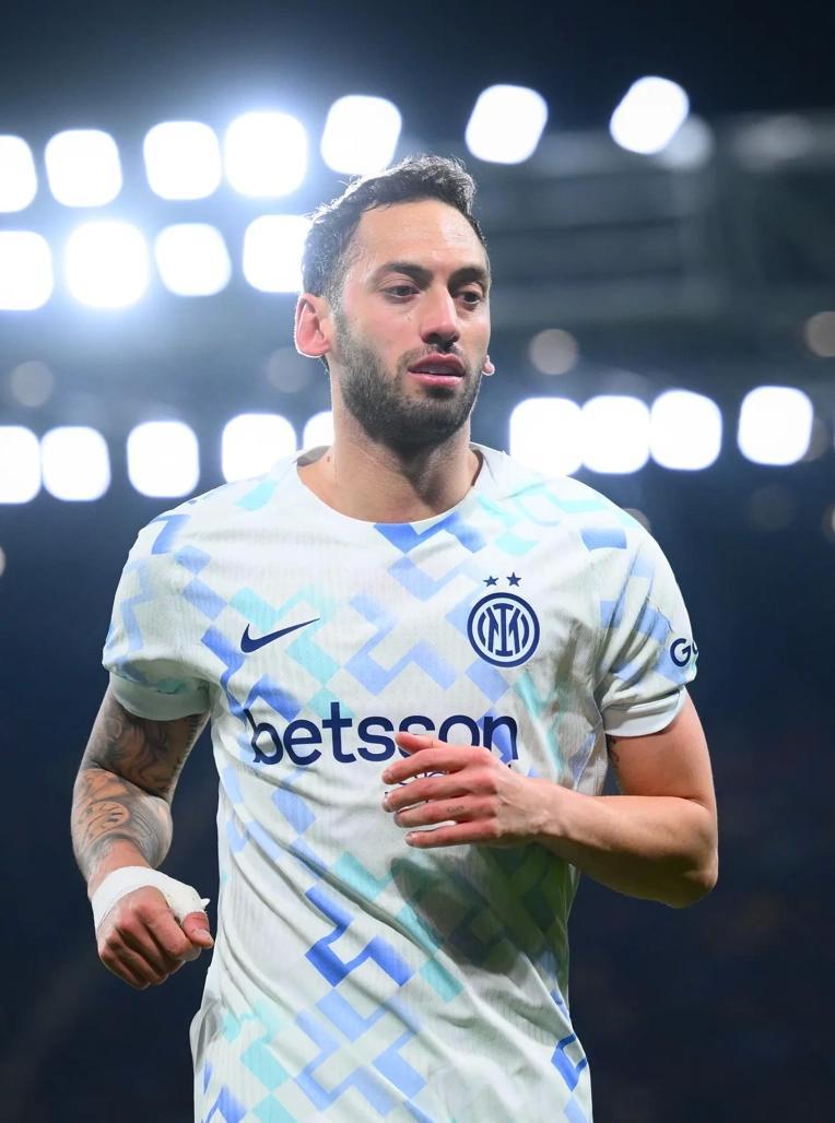 天博体育登录入口-国米官方：恰尔汗奥卢左侧比目鱼肌出现肌肉劳损症状