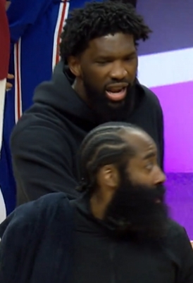 天博体育官方网站-恩比德从后方主动拉住哈登示好：我知道你生气 但我还是要打招呼